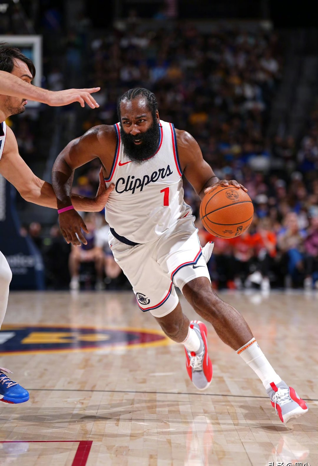 哈登重返赛场，战术调整首场状态出色，曼联观众沸腾！